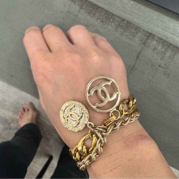 Authentic Chanel CC Logo Pendant w/ an unbranded Gold tone link chain bracelet - Picture 13 of 14